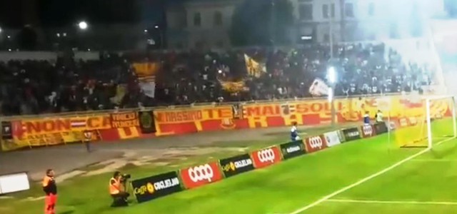 Catanzaro-Vibonese, i tifosi giallorossi colorano il Ceravolo (VIDEO)