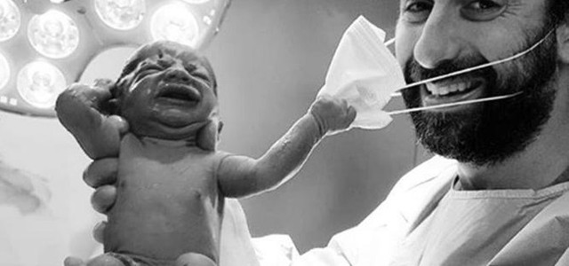 Neonato strappa la mascherina al medico e la foto della speranza diventa virale