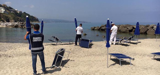 Sequestrati ombrelloni e lettini a Pizzo