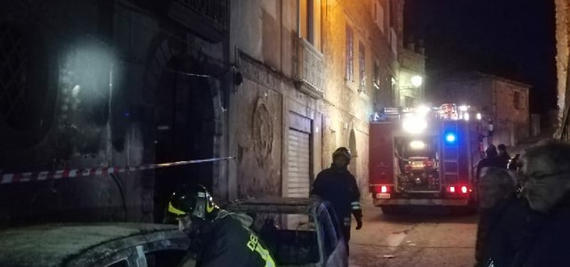 Auto incendiate vicino stabile, a rischio alcuni residenti