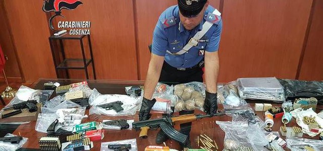 Arsenale di armi e droga sequestrato a Cosenza