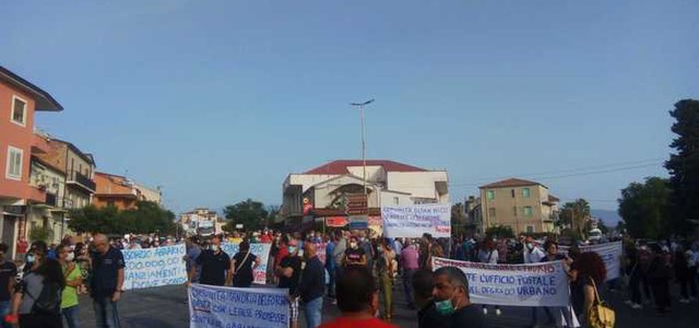 Troppi disservizi, protesta dei cittadini a Corigliano Rossano