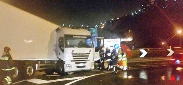 Incidente su viale De Filippis, sbanda un tir (VIDEO)