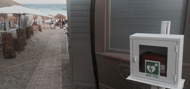 Sul lungomare di Montauro torna il defibrillatore donato dall'associazione JEneroROSItà 