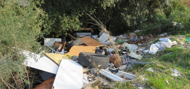 DENUNCIATA PER ABBANDONO RIFIUTI D’ATTIVITÀ D’IMPRESA