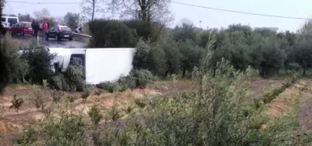 Incidente nel Cosentino, camion si ribalta