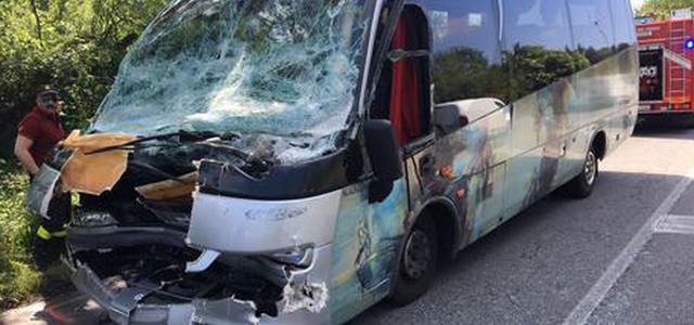 Bus tampona camion, feriti una ventina di studenti