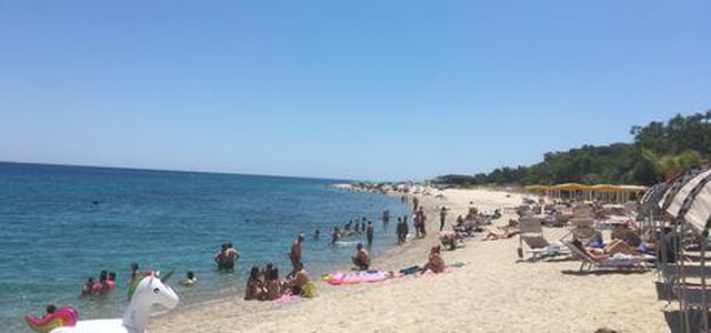 Estate: arriva caldo, spiagge affollate