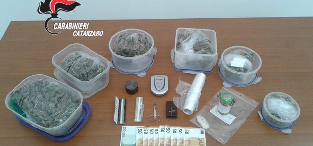 Fermato perché parla al cellulare mentre guida, carabinieri trovano droga: arrestato 32enne 