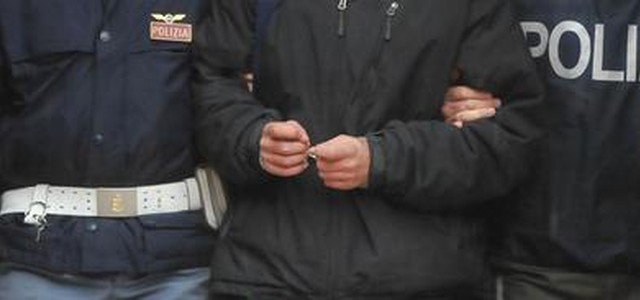 Droga: spaccio a giovani, 5 arresti