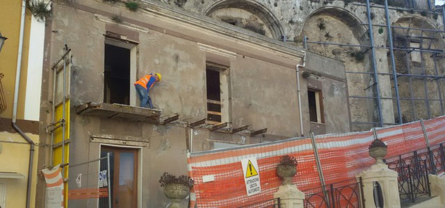 Demolita a Cirò casa adiacente a castello