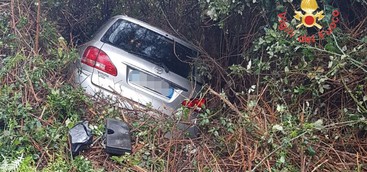 Esce fuori strada e finisce tra i cespugli