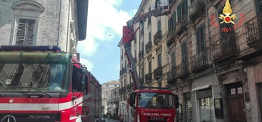 Cade intonaco da palazzo storico in centro Catanzaro