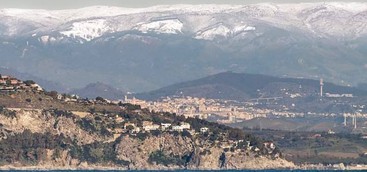 Il mare, la città, la Sila: tutto in uno scatto. La foto diventa virale sul web.