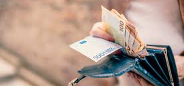Giovane studentessa straniera restituisce astuccio con 600,00 euro.