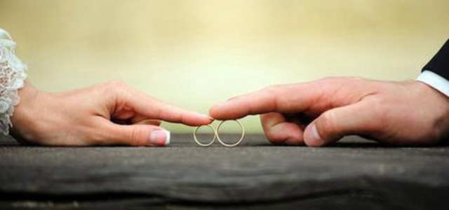 S'innamora dell'infermiera che gli dona rene e poi la sposa