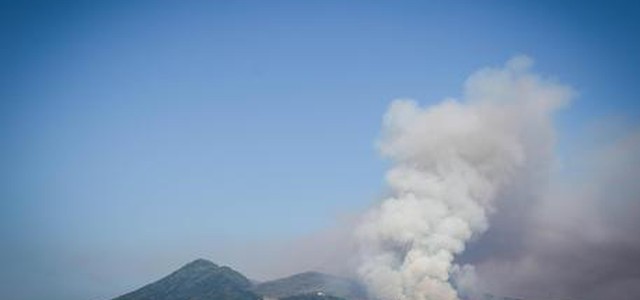 Ancora fiamme alle falde del Vesuvio, al lavoro Canadair