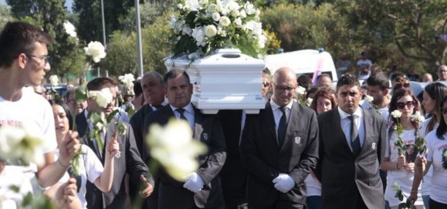 Morta dopo intervento al naso, in centinaia per l'ultimo saluto a Mariachiara