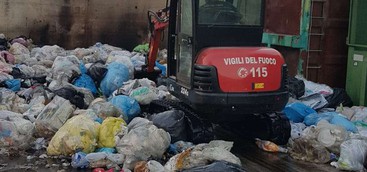 Incendio di alcuni cumuli di spazzatura nel Vibonese (FOTO)
