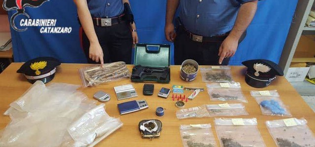 Magazzino di stoccaggio di marijuana, un arresto a Sellia Marina
