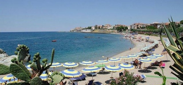Malore in mare, perde la vita turista 80enne