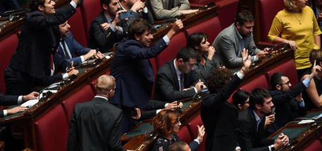 Legge elettorale: Camera, il governo pone la fiducia. Bagarre in Aula