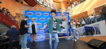 Al Centro Commerciale Due Mari grande successo per la tappa del tour di Thomas di “Amici 16”