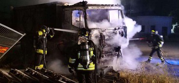 Crotone, camion a fuoco in area industriale (FOTO)