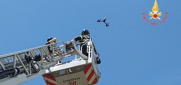 I Vigili del Fuoco recuerano un drone impigliato su rete elettrica ( FOTO)