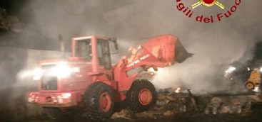 Incendio di un semirimorchio nel Reggino