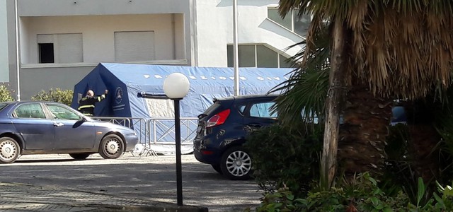 Coronavirus - Arriva la tensostruttura della Protezione civile davanti l'Ospedale di Castrovillari