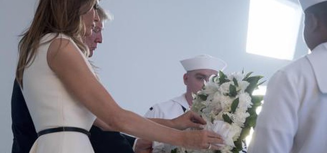 Trump e Melania, visita solenne a Pearl Harbor