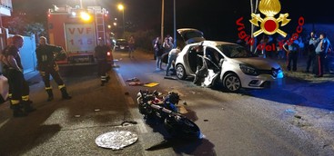 Scontro tra auto e moto a Lamezia, cinque persone ferite (FOTO)