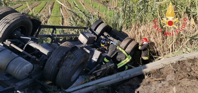 Autocisterna si ribalta e finisce fuori strada