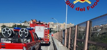 Vuole gettarsi dal ponte,salvato dai VvF