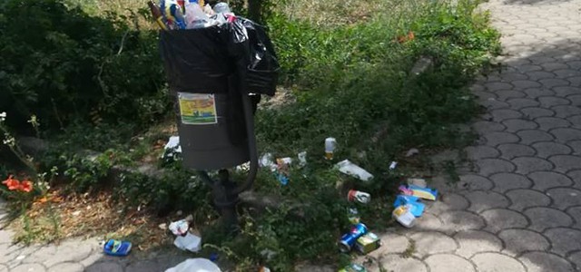 Parco del Corvo, erba alta e rifiuti