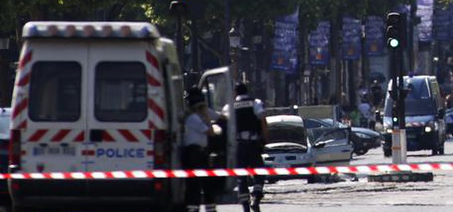 Parigi: auto contro la folla davanti a una moschea, nessun ferito