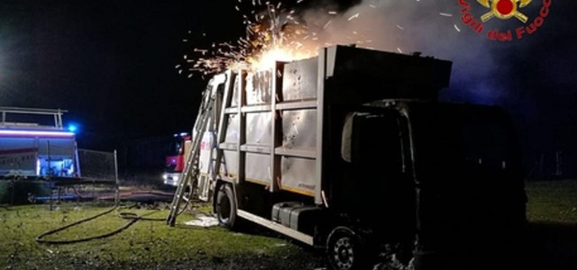 Cutro, in fiamme un mezzo compattatore per la raccolta dei rifiuti