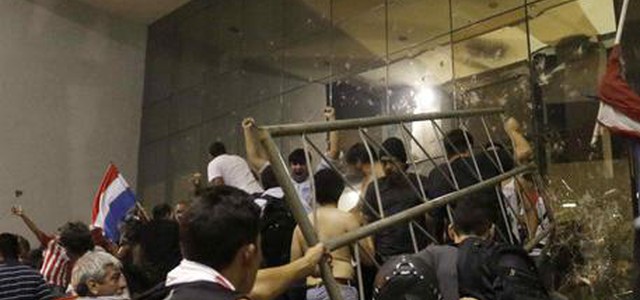 Paraguay, assalto e incendio al Parlamento