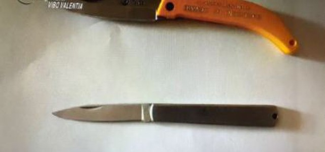 In auto due coltelli vietati, denunciato