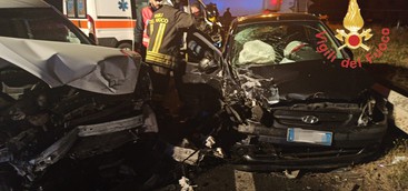 Incidente frontale, una ragazza in ospedale