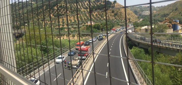 Flash: auto ribaltata sul raccordo autostradale (VIDEO)
