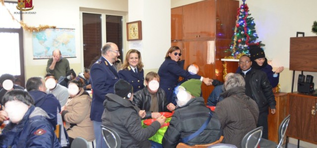 Agenti Polizia di Stato donano alimenti a mensa poveri
