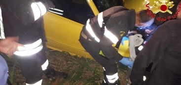 Finisce fuori strada e chiama i soccorsi, vigili del fuoco lo liberano dall'abitacolo