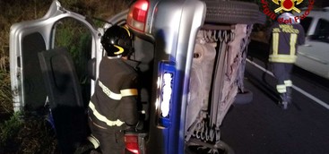 Auto si ribalta nel Vibonese, illeso il conducente (FOTO)