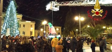 Vigili del Fuoco "aiutano" la Befana a Vibo Valentia (FOTO)