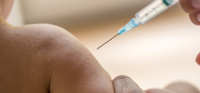 Infermiera fingeva di vaccinare bimbi e gettava le fiale
