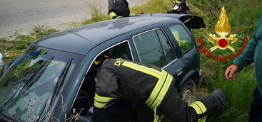 Vettura esce fuoristrada e finisce in un canale nel catanzarese (FOTO)