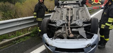 Auto si ribalta in strada a Catanzaro
