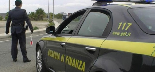 Benzina e 'ndrangheta: sequestrati i beni a un imprenditore del Reggino, aveva oltre 2 milioni in contanti
